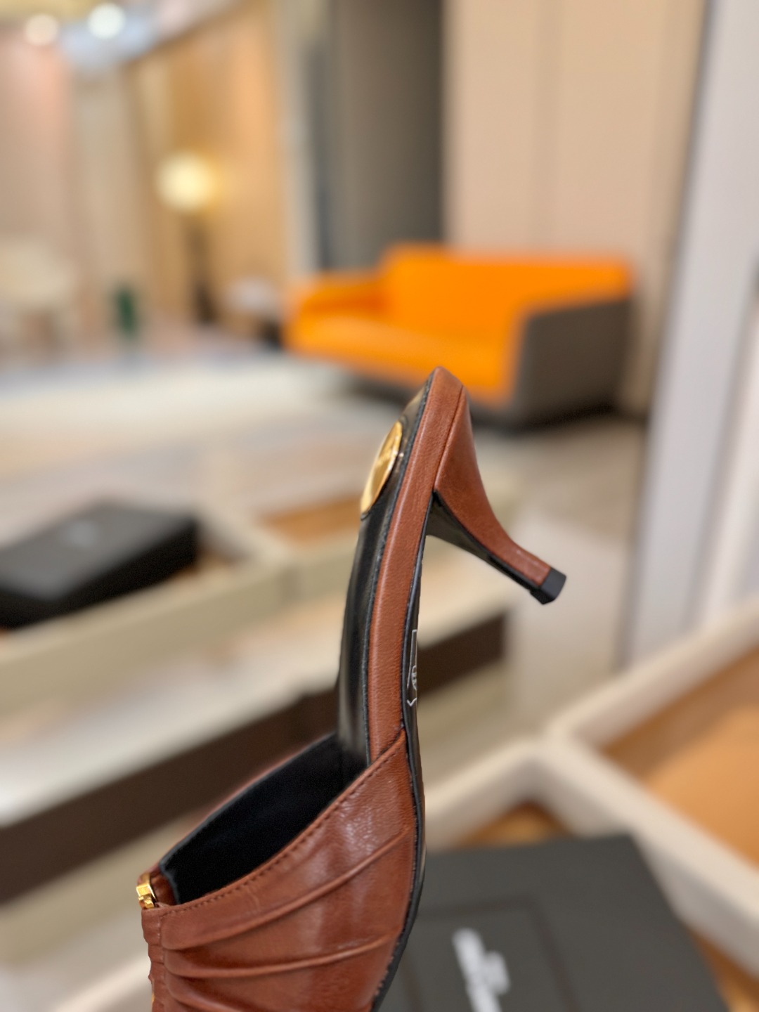 YSL「SAINT LAURENT*」  夏季新品 尖头优雅大气高跟拖鞋 ——————————  尖头设计拉长腿部线条，