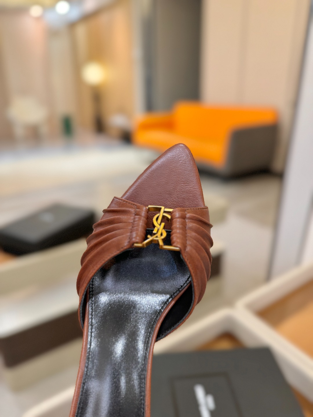 YSL「SAINT LAURENT*」  夏季新品 尖头优雅大气高跟拖鞋 ——————————  尖头设计拉长腿部线条，