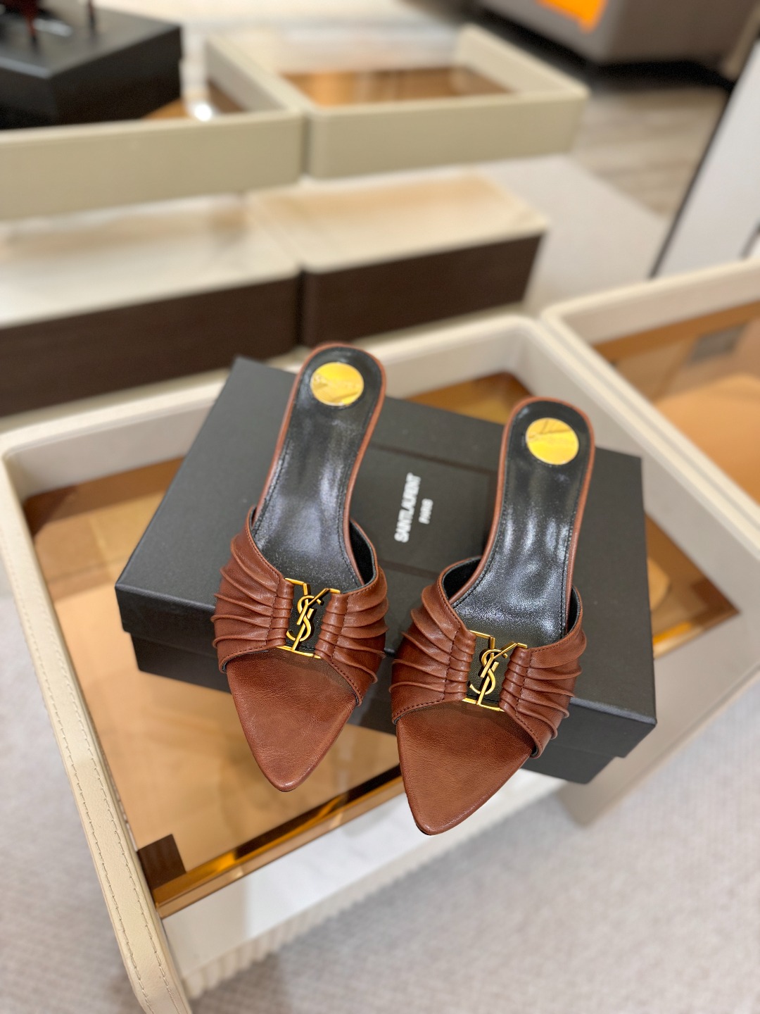 YSL「SAINT LAURENT*」  夏季新品 尖头优雅大气高跟拖鞋 ——————————  尖头设计拉长腿部线条，