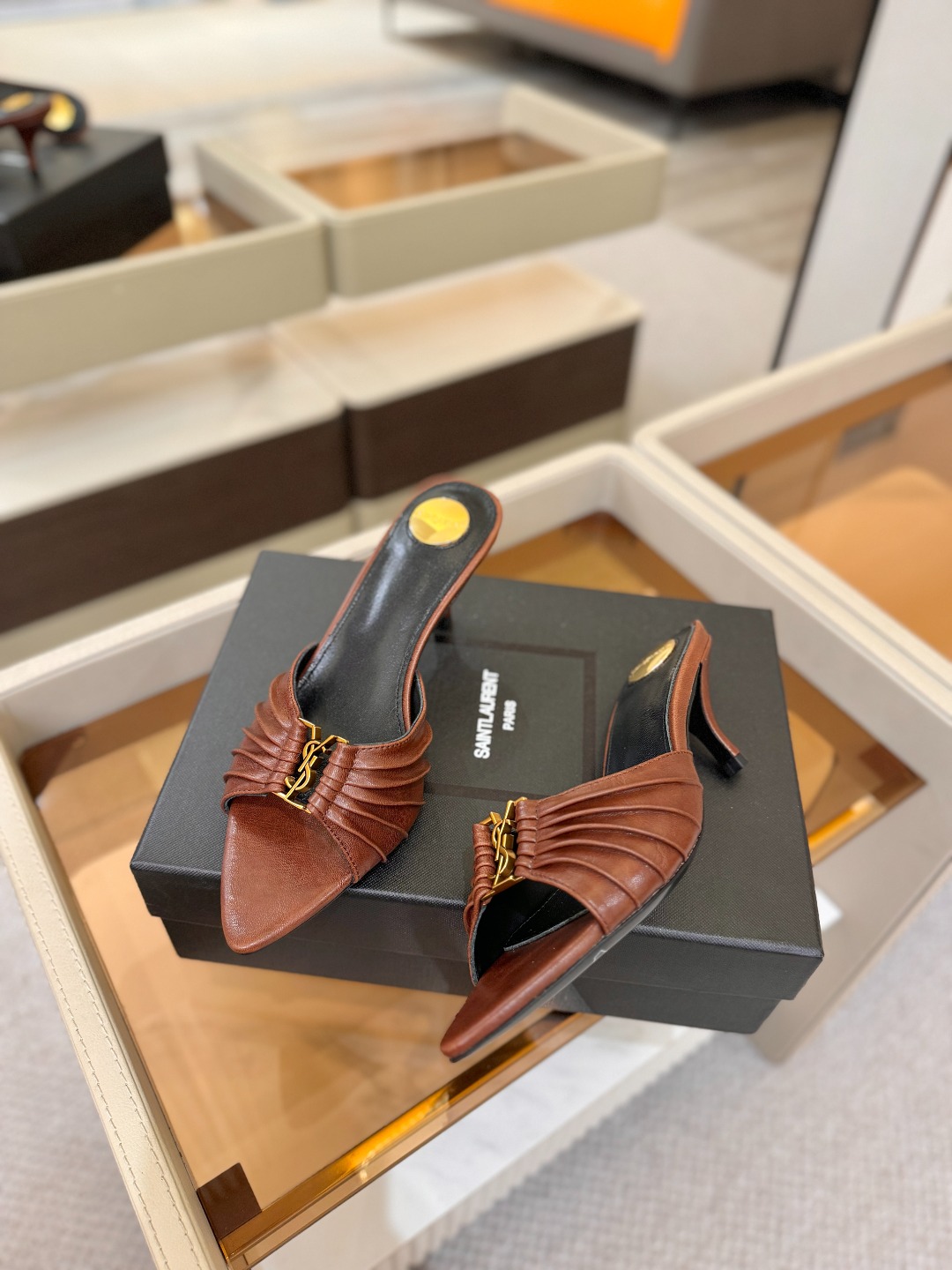 YSL「SAINT LAURENT*」  夏季新品 尖头优雅大气高跟拖鞋 ——————————  尖头设计拉长腿部线条，