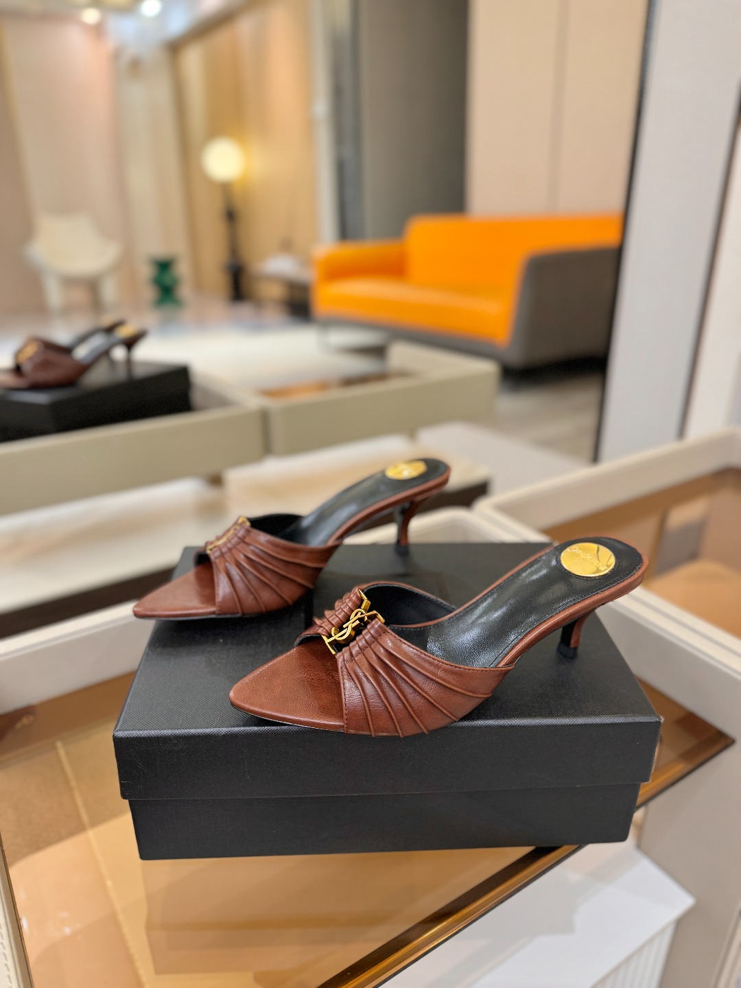 YSL「SAINT LAURENT*」  夏季新品 尖头优雅大气高跟拖鞋 ——————————  尖头设计拉长腿部线条，