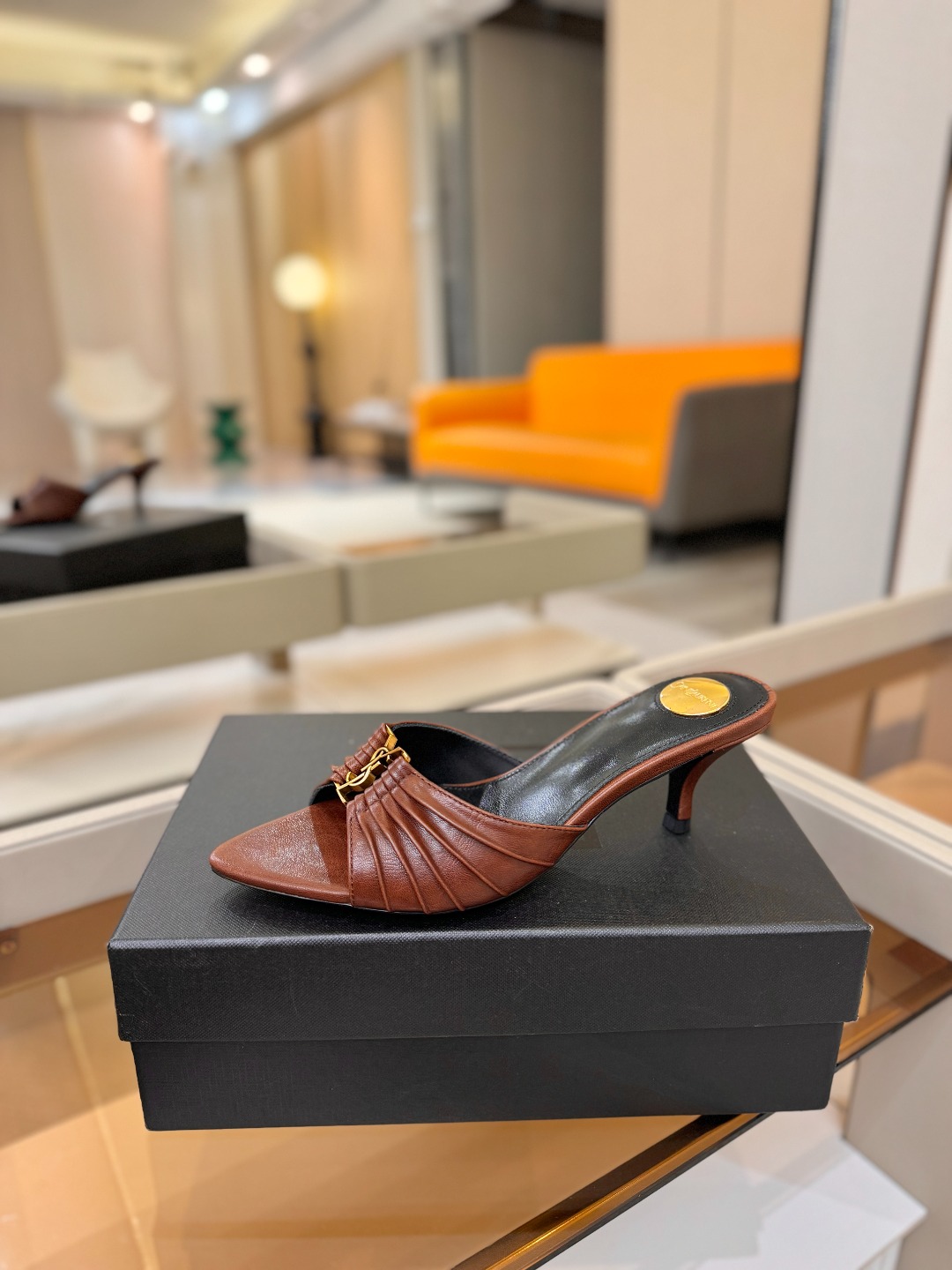YSL「SAINT LAURENT*」  夏季新品 尖头优雅大气高跟拖鞋 ——————————  尖头设计拉长腿部线条，