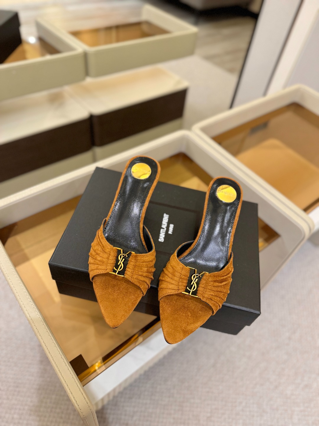 YSL「SAINT LAURENT*」 夏季新品 尖头优雅大气高跟拖鞋 —————————— 尖头设计拉长腿部线条, YSL「SAINT LAURENT*」 夏季新品 尖头优雅大气高跟拖鞋 —————————— 尖头设计拉长腿部线条,