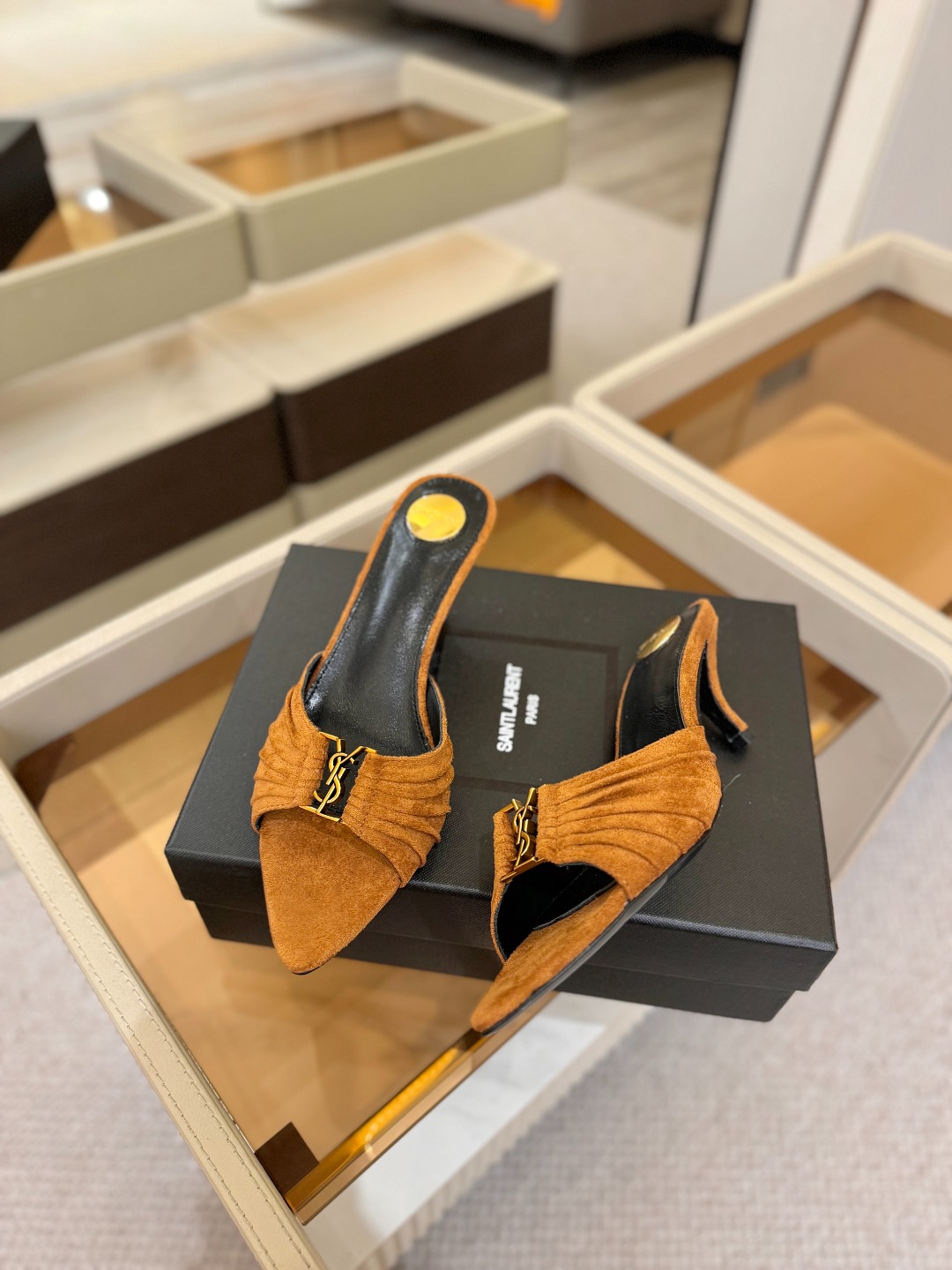 YSL「SAINT LAURENT*」 夏季新品 尖头优雅大气高跟拖鞋 —————————— 尖头设计拉长腿部线条, YSL「SAINT LAURENT*」 夏季新品 尖头优雅大气高跟拖鞋 —————————— 尖头设计拉长腿部线条,