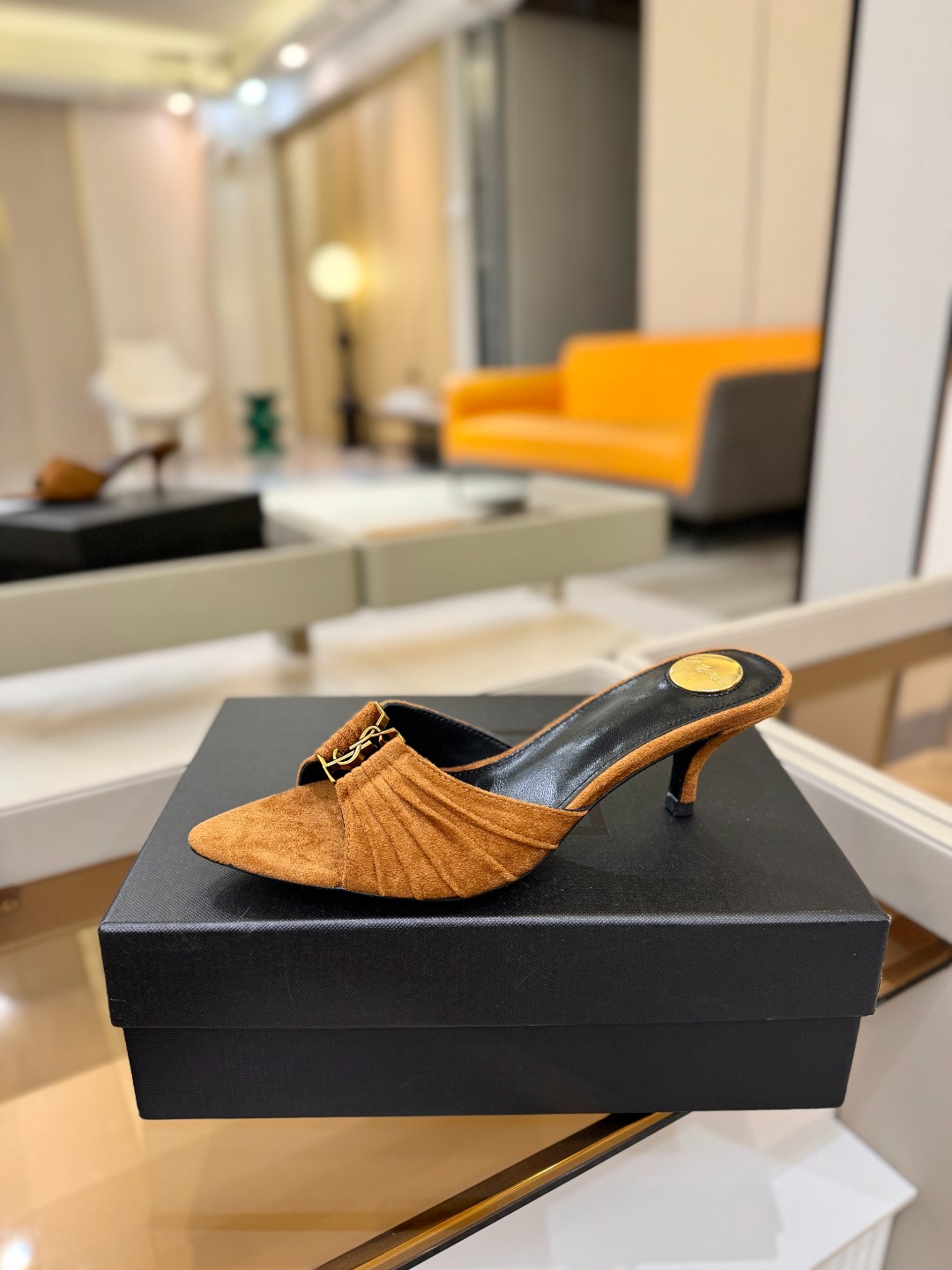 YSL「SAINT LAURENT*」  夏季新品 尖头优雅大气高跟拖鞋 ——————————  尖头设计拉长腿部线条，