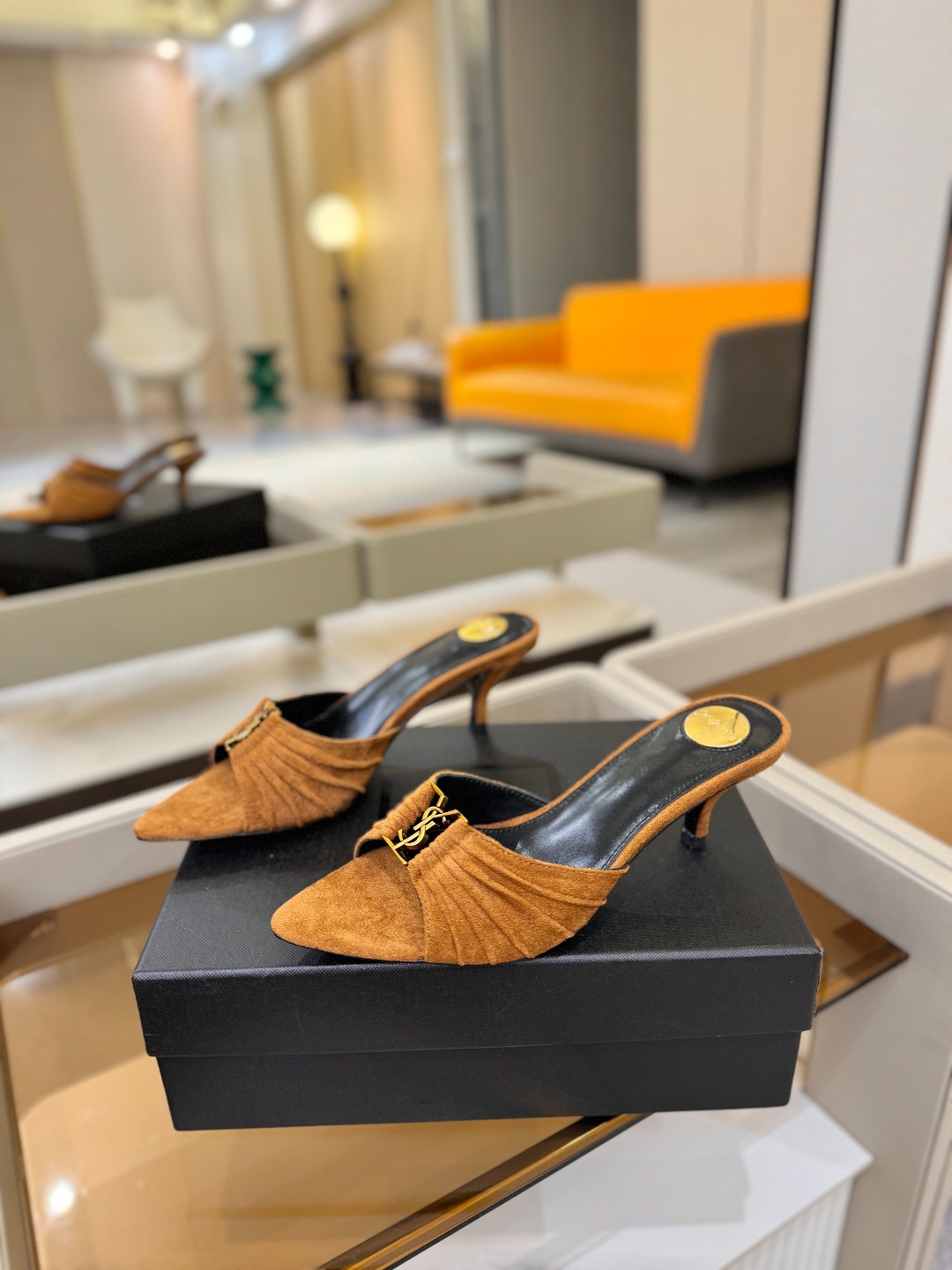YSL「SAINT LAURENT*」 夏季新品 尖头优雅大气高跟拖鞋 —————————— 尖头设计拉长腿部线条, YSL「SAINT LAURENT*」 夏季新品 尖头优雅大气高跟拖鞋 —————————— 尖头设计拉长腿部线条,