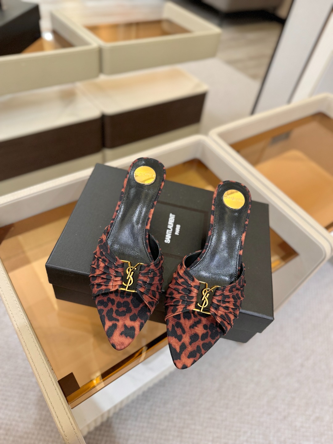 YSL「SAINT LAURENT*」 夏季新品 尖头优雅大气高跟拖鞋 —————————— 尖头设计拉长腿部线条, YSL「SAINT LAURENT*」 夏季新品 尖头优雅大气高跟拖鞋 —————————— 尖头设计拉长腿部线条,