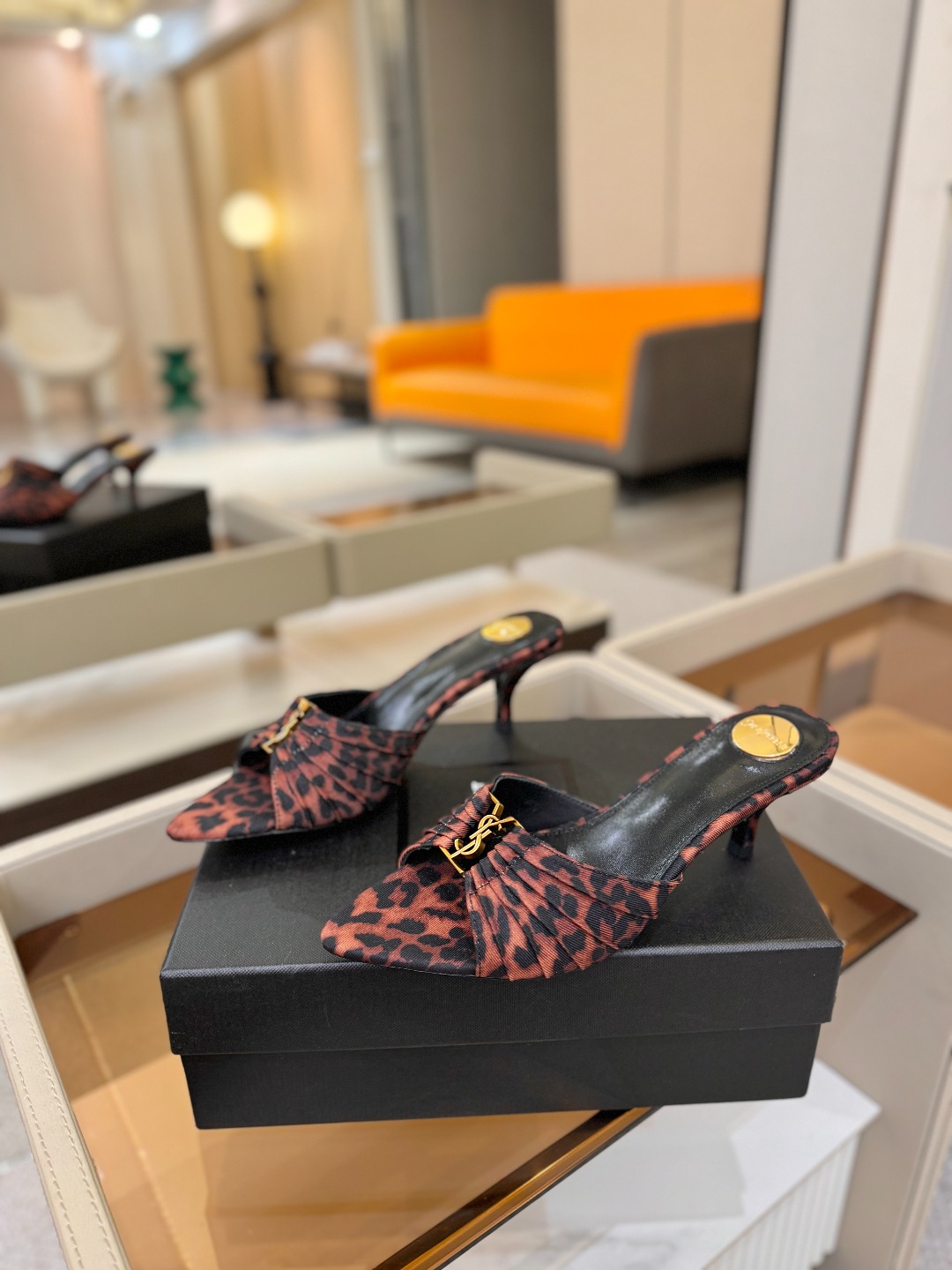 YSL「SAINT LAURENT*」 夏季新品 尖头优雅大气高跟拖鞋 —————————— 尖头设计拉长腿部线条, YSL「SAINT LAURENT*」 夏季新品 尖头优雅大气高跟拖鞋 —————————— 尖头设计拉长腿部线条,