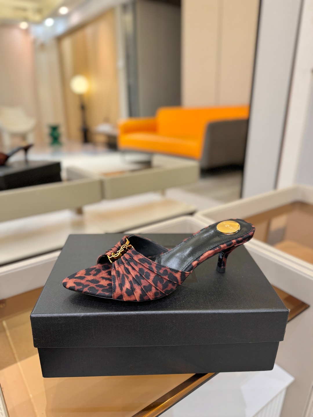 YSL「SAINT LAURENT*」  夏季新品 尖头优雅大气高跟拖鞋 ——————————  尖头设计拉长腿部线条，