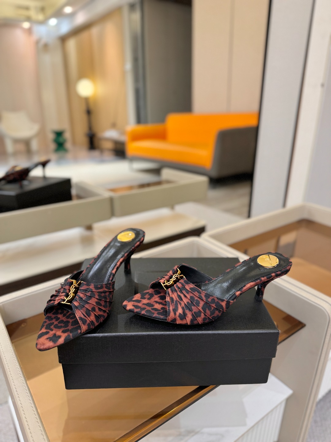 YSL「SAINT LAURENT*」 夏季新品 尖头优雅大气高跟拖鞋 —————————— 尖头设计拉长腿部线条, YSL「SAINT LAURENT*」 夏季新品 尖头优雅大气高跟拖鞋 —————————— 尖头设计拉长腿部线条,