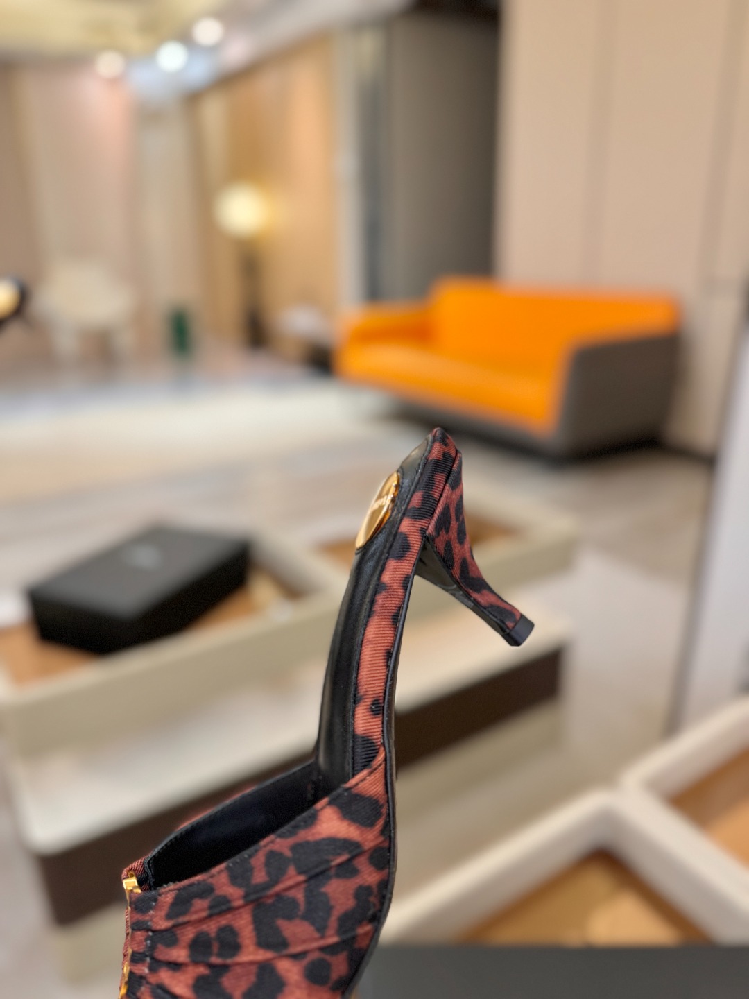 YSL「SAINT LAURENT*」 夏季新品 尖头优雅大气高跟拖鞋 —————————— 尖头设计拉长腿部线条, YSL「SAINT LAURENT*」 夏季新品 尖头优雅大气高跟拖鞋 —————————— 尖头设计拉长腿部线条,