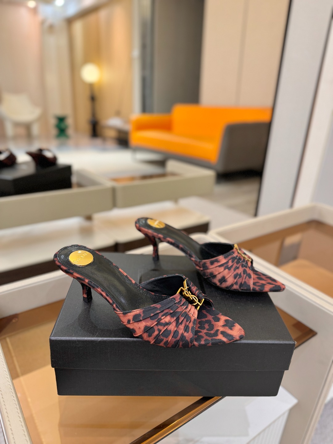 YSL「SAINT LAURENT*」 夏季新品 尖头优雅大气高跟拖鞋 —————————— 尖头设计拉长腿部线条, YSL「SAINT LAURENT*」 夏季新品 尖头优雅大气高跟拖鞋 —————————— 尖头设计拉长腿部线条,