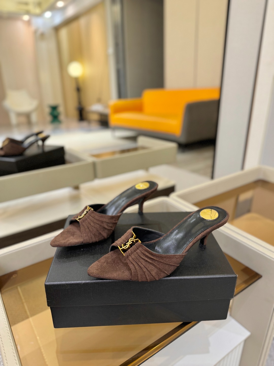 YSL「SAINT LAURENT*」 夏季新品 尖头优雅大气高跟拖鞋 —————————— 尖头设计拉长腿部线条, YSL「SAINT LAURENT*」 夏季新品 尖头优雅大气高跟拖鞋 —————————— 尖头设计拉长腿部线条,