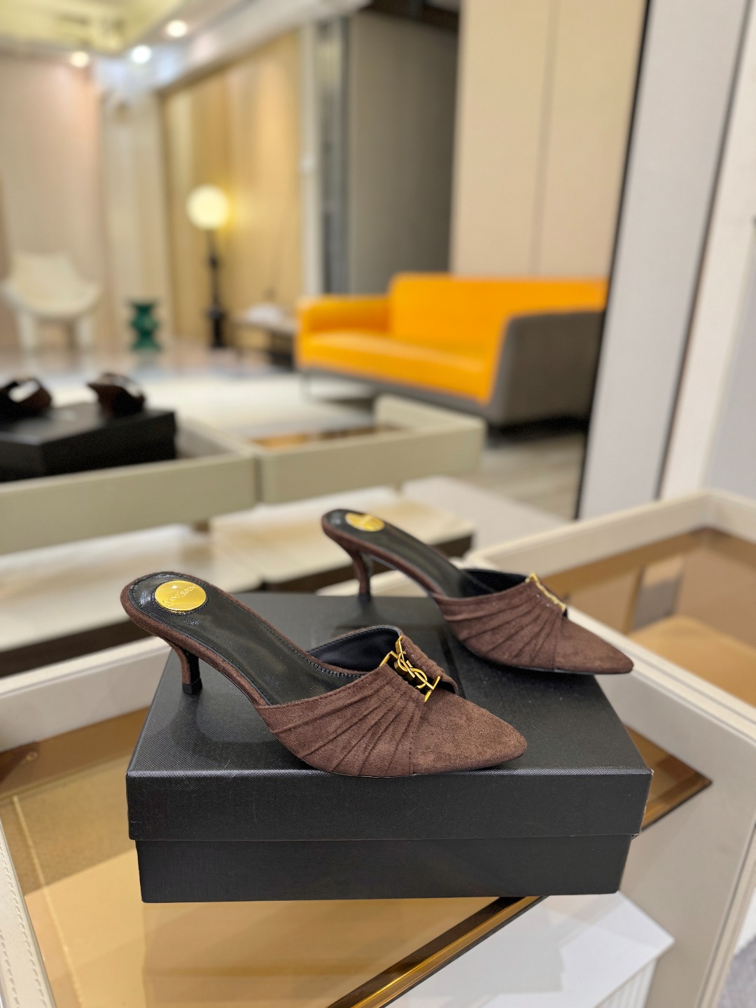 YSL「SAINT LAURENT*」 夏季新品 尖头优雅大气高跟拖鞋 —————————— 尖头设计拉长腿部线条, YSL「SAINT LAURENT*」 夏季新品 尖头优雅大气高跟拖鞋 —————————— 尖头设计拉长腿部线条,