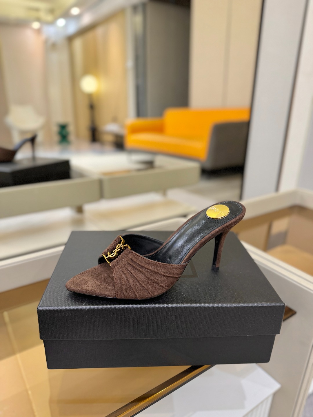 YSL「SAINT LAURENT*」  夏季新品 尖头优雅大气高跟拖鞋 ——————————  尖头设计拉长腿部线条，