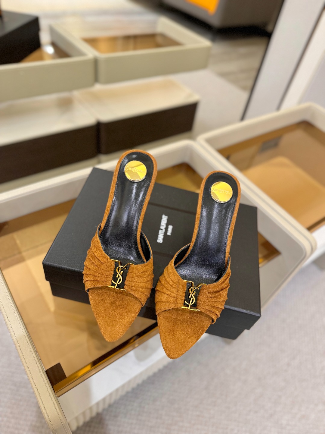 YSL「SAINT LAURENT*」  夏季新品 尖头优雅大气高跟拖鞋 ——————————  尖头设计拉长腿部线条，