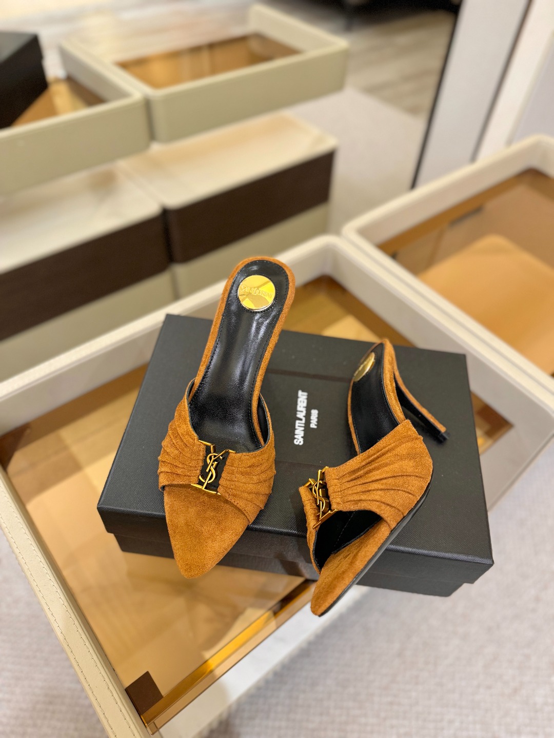YSL「SAINT LAURENT*」  夏季新品 尖头优雅大气高跟拖鞋 ——————————  尖头设计拉长腿部线条，