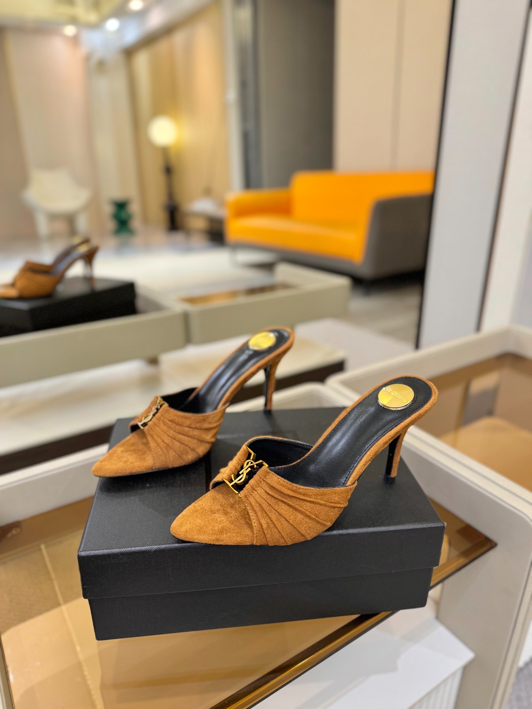 YSL「SAINT LAURENT*」  夏季新品 尖头优雅大气高跟拖鞋 ——————————  尖头设计拉长腿部线条，