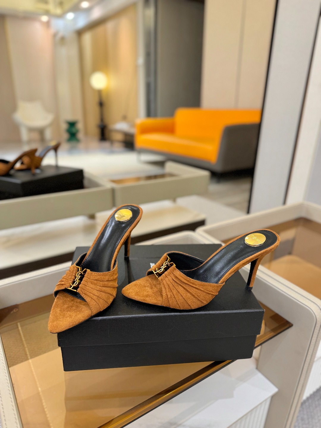 YSL「SAINT LAURENT*」  夏季新品 尖头优雅大气高跟拖鞋 ——————————  尖头设计拉长腿部线条，