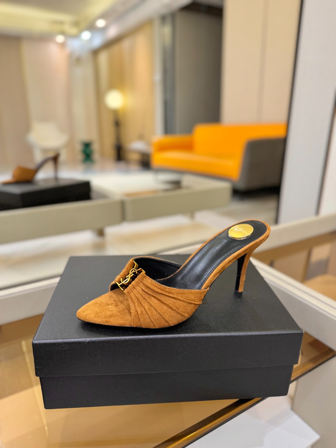 YSL「SAINT LAURENT*」  夏季新品 尖头优雅大气高跟拖鞋 ——————————  尖头设计拉长腿部线条，
