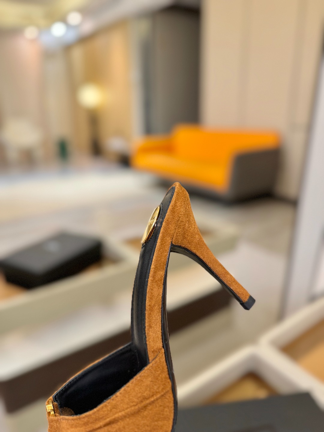 YSL「SAINT LAURENT*」  夏季新品 尖头优雅大气高跟拖鞋 ——————————  尖头设计拉长腿部线条，