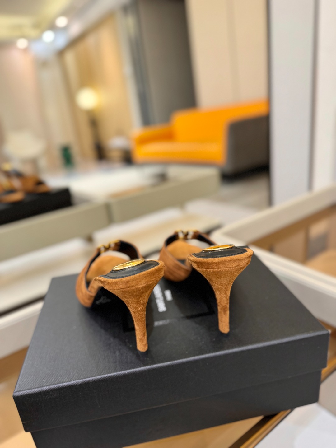 YSL「SAINT LAURENT*」  夏季新品 尖头优雅大气高跟拖鞋 ——————————  尖头设计拉长腿部线条，