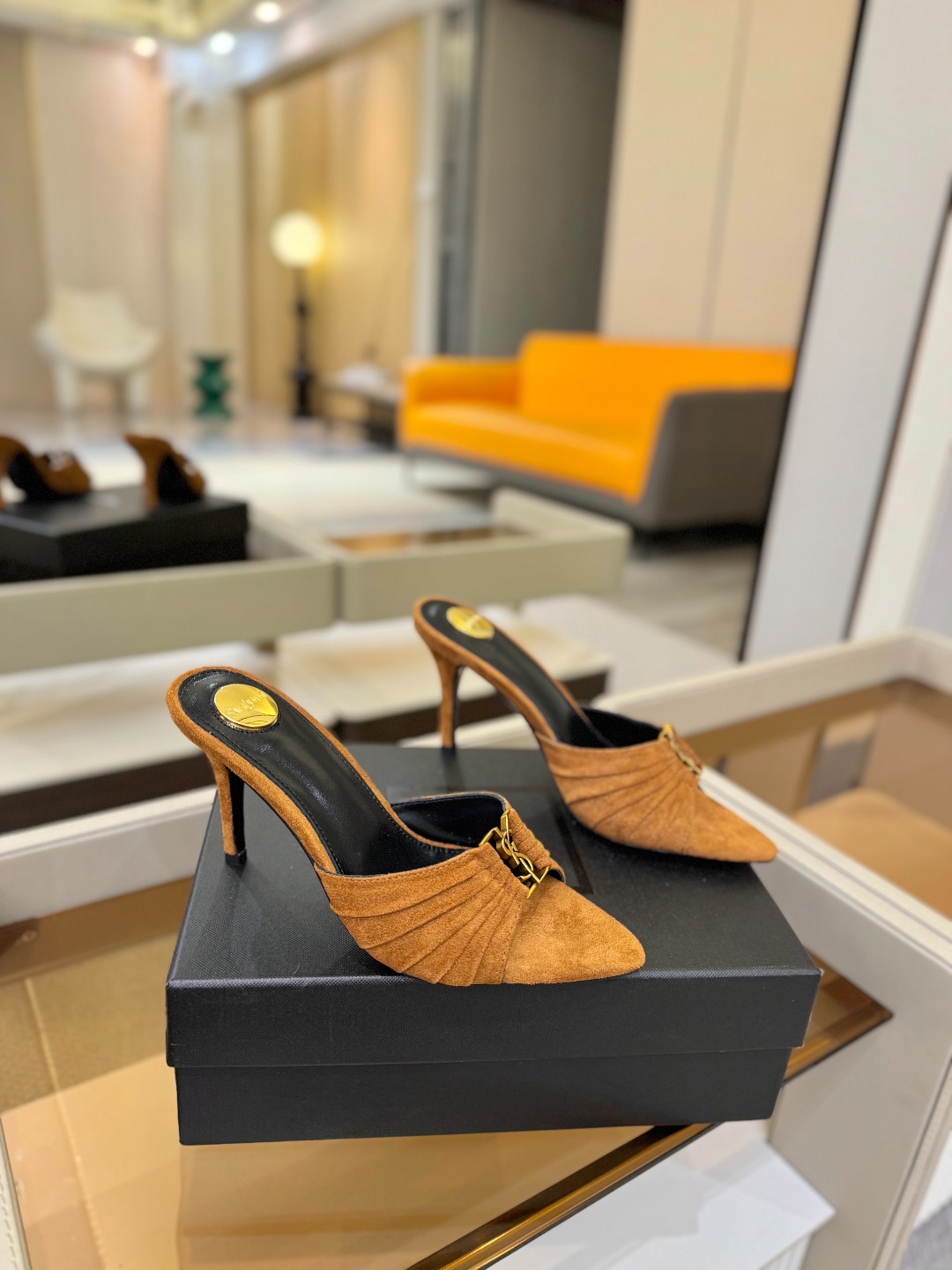 YSL「SAINT LAURENT*」  夏季新品 尖头优雅大气高跟拖鞋 ——————————  尖头设计拉长腿部线条，
