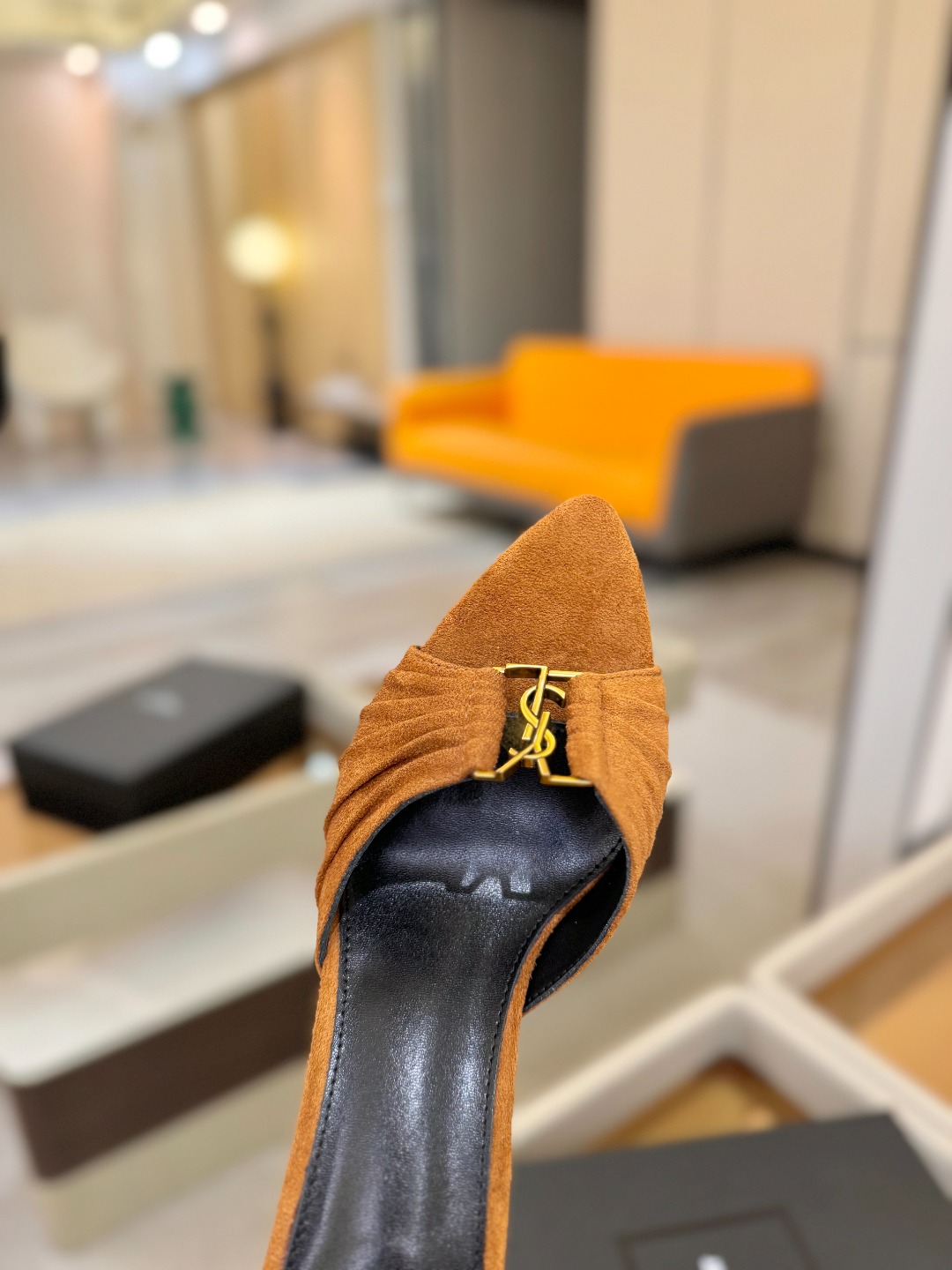 YSL「SAINT LAURENT*」  夏季新品 尖头优雅大气高跟拖鞋 ——————————  尖头设计拉长腿部线条，