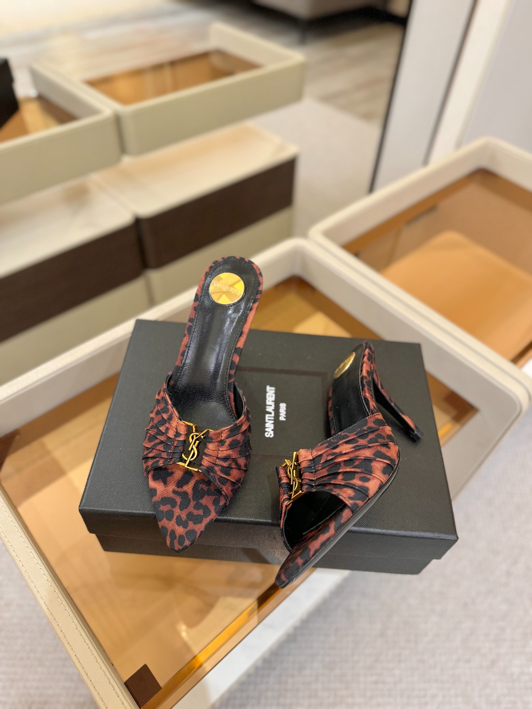 YSL「SAINT LAURENT*」  夏季新品 尖头优雅大气高跟拖鞋 ——————————  尖头设计拉长腿部线条，