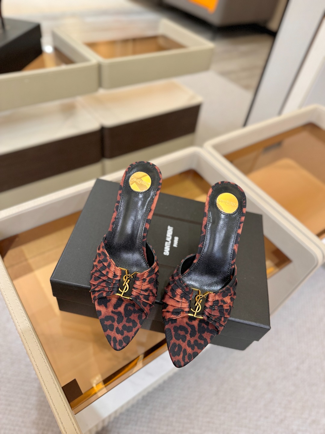 YSL「SAINT LAURENT*」  夏季新品 尖头优雅大气高跟拖鞋 ——————————  尖头设计拉长腿部线条，