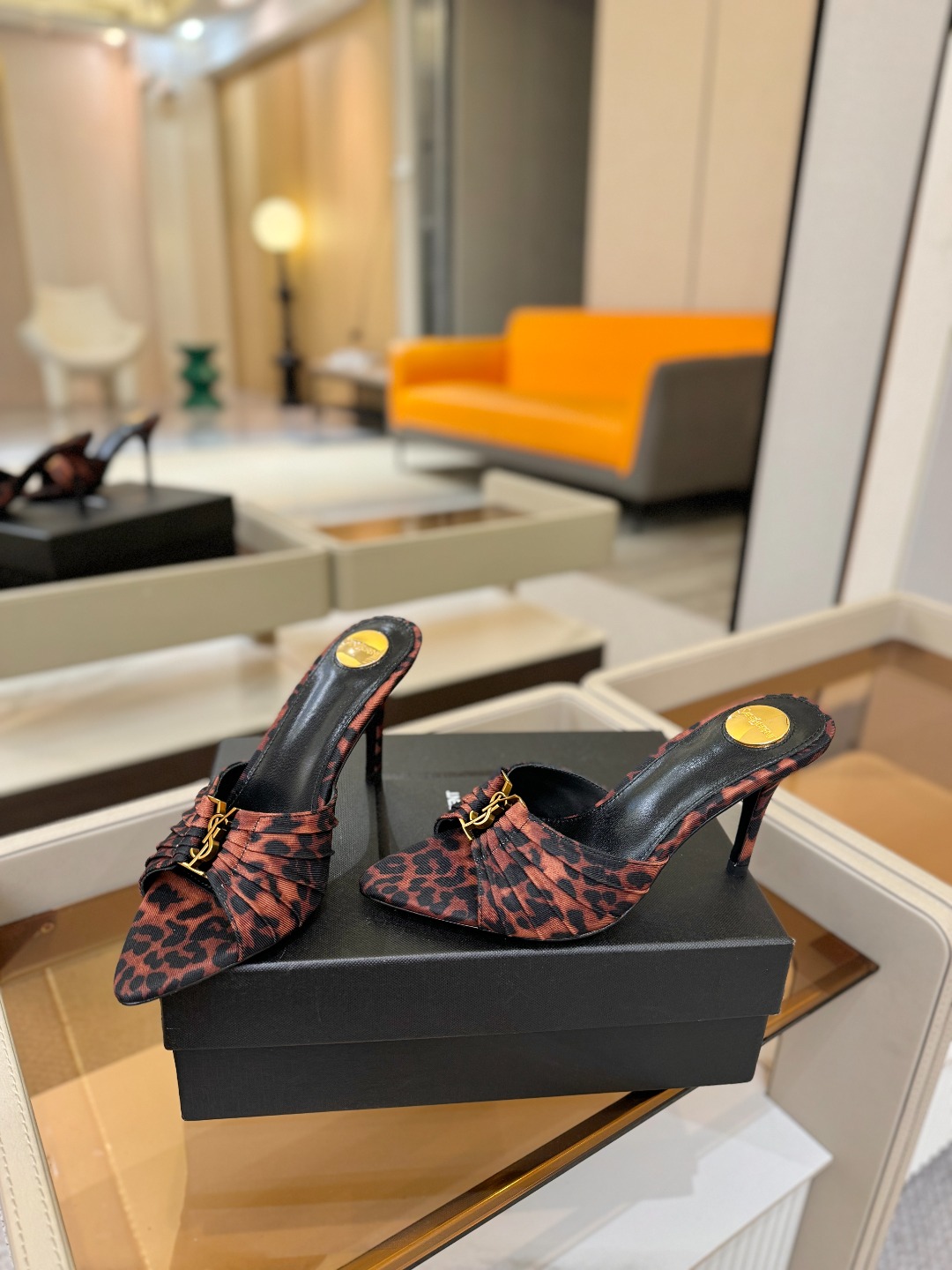 YSL「SAINT LAURENT*」  夏季新品 尖头优雅大气高跟拖鞋 ——————————  尖头设计拉长腿部线条，