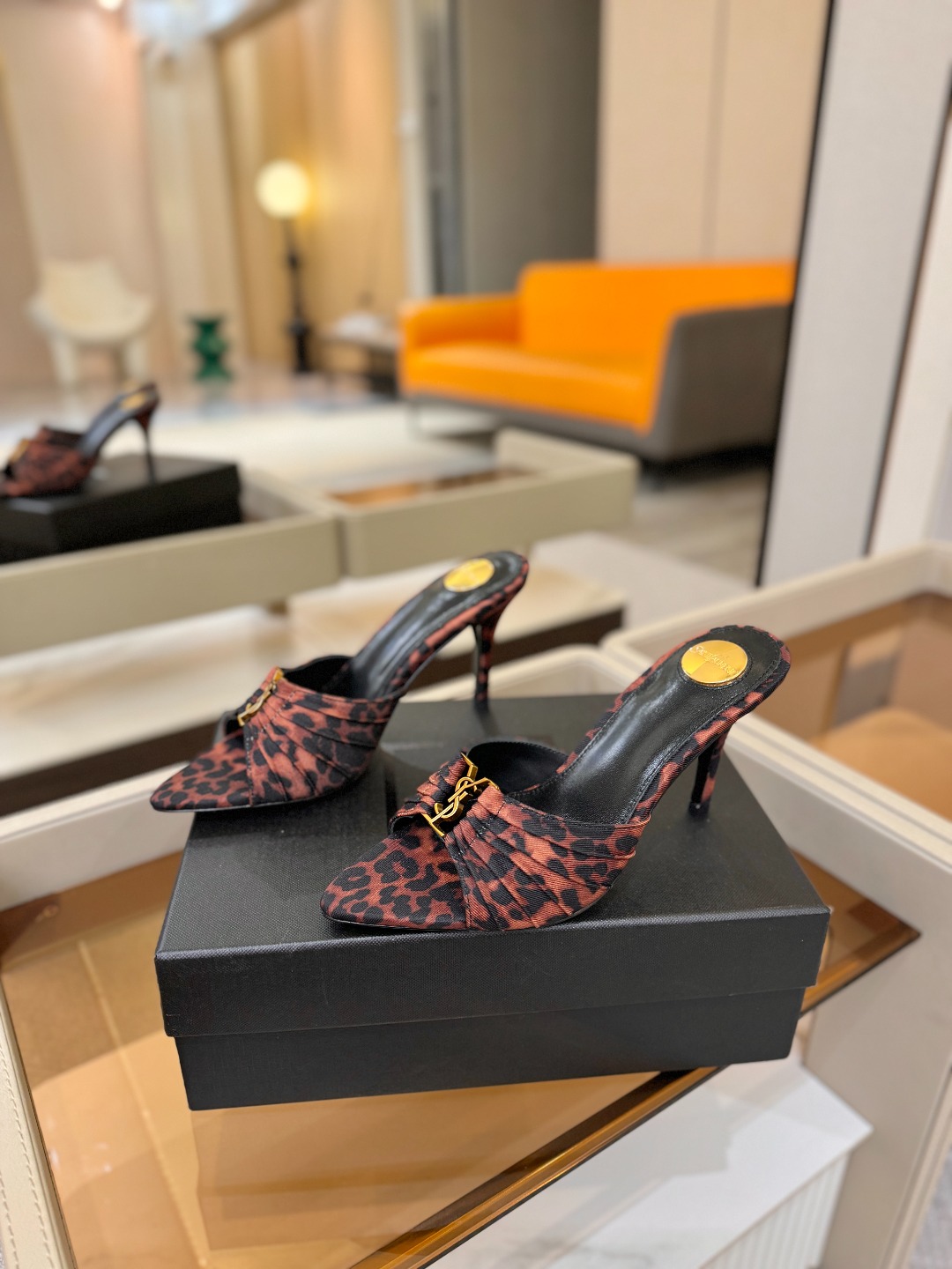 YSL「SAINT LAURENT*」  夏季新品 尖头优雅大气高跟拖鞋 ——————————  尖头设计拉长腿部线条，
