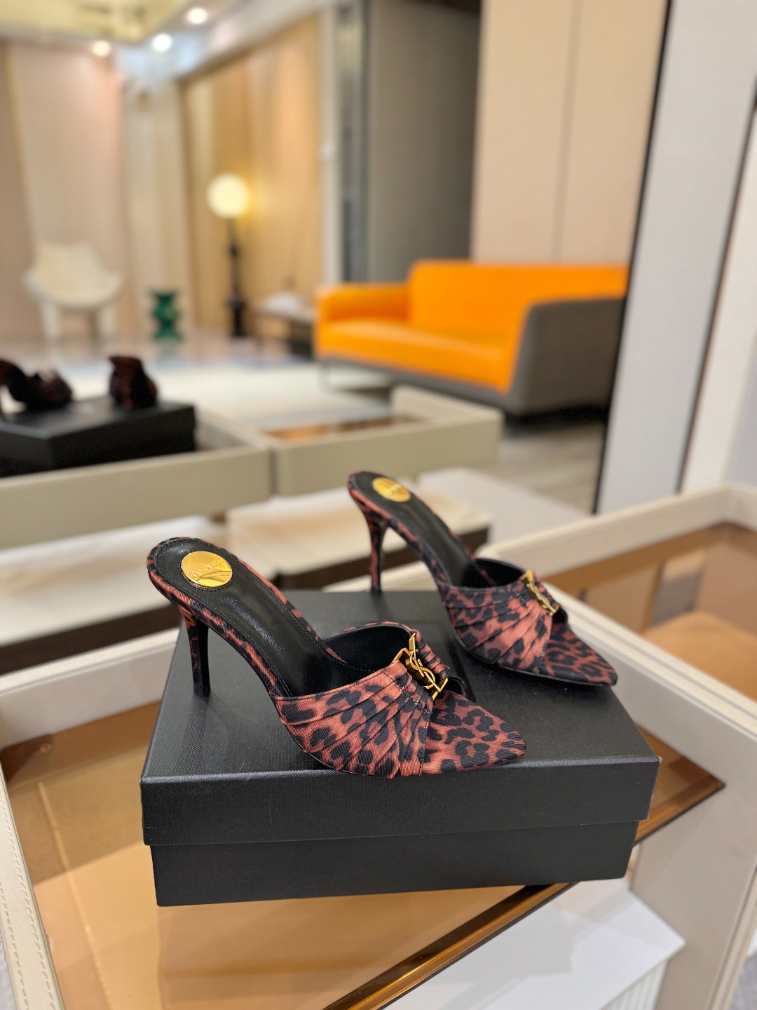 YSL「SAINT LAURENT*」  夏季新品 尖头优雅大气高跟拖鞋 ——————————  尖头设计拉长腿部线条，