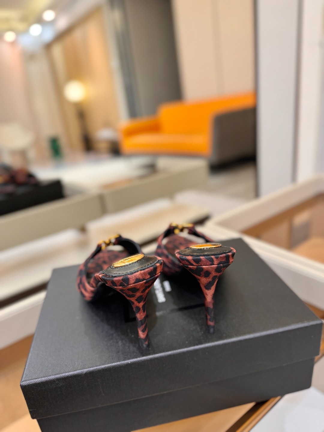 YSL「SAINT LAURENT*」  夏季新品 尖头优雅大气高跟拖鞋 ——————————  尖头设计拉长腿部线条，