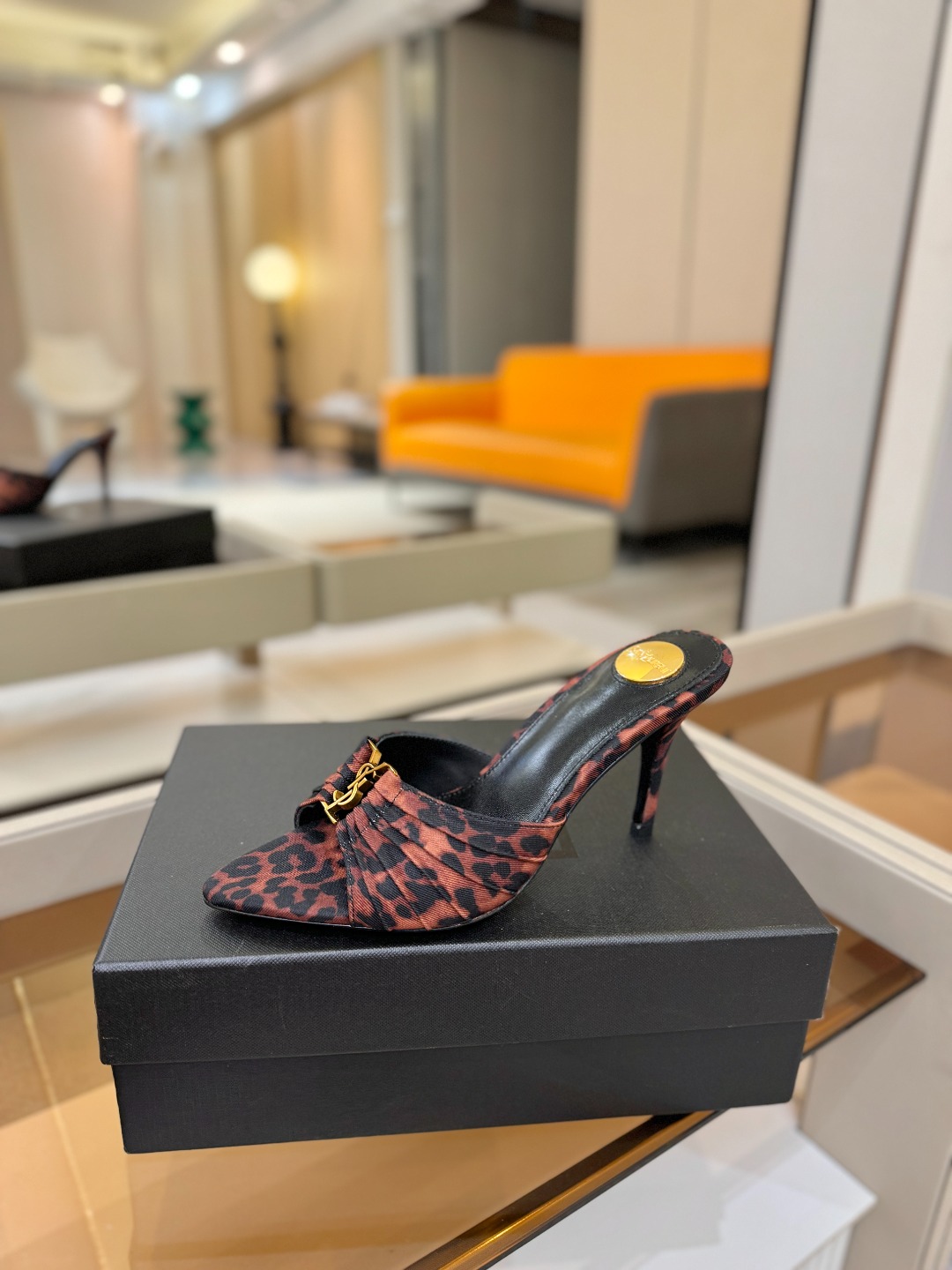 YSL「SAINT LAURENT*」  夏季新品 尖头优雅大气高跟拖鞋 ——————————  尖头设计拉长腿部线条，