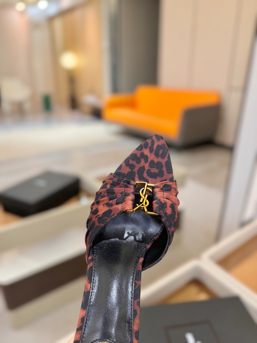 YSL「SAINT LAURENT*」  夏季新品 尖头优雅大气高跟拖鞋 ——————————  尖头设计拉长腿部线条，