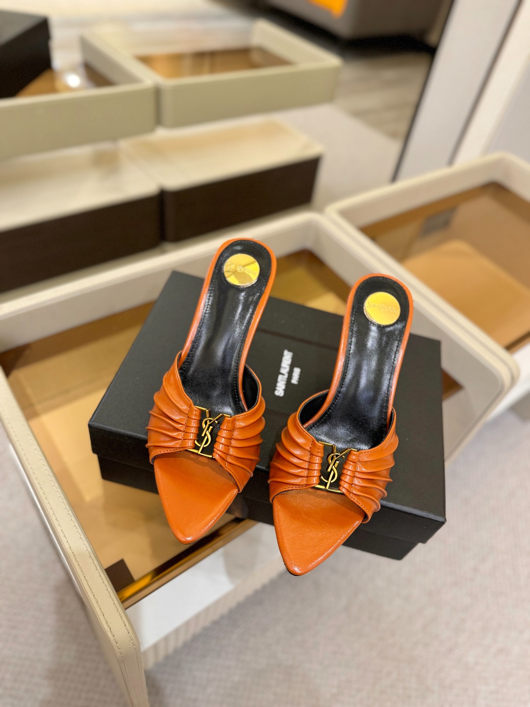 YSL「SAINT LAURENT*」 夏季新品 尖头优雅大气高跟拖鞋 —————————— 尖头设计拉长腿部线条, YSL「SAINT LAURENT*」 夏季新品 尖头优雅大气高跟拖鞋 —————————— 尖头设计拉长腿部线条,