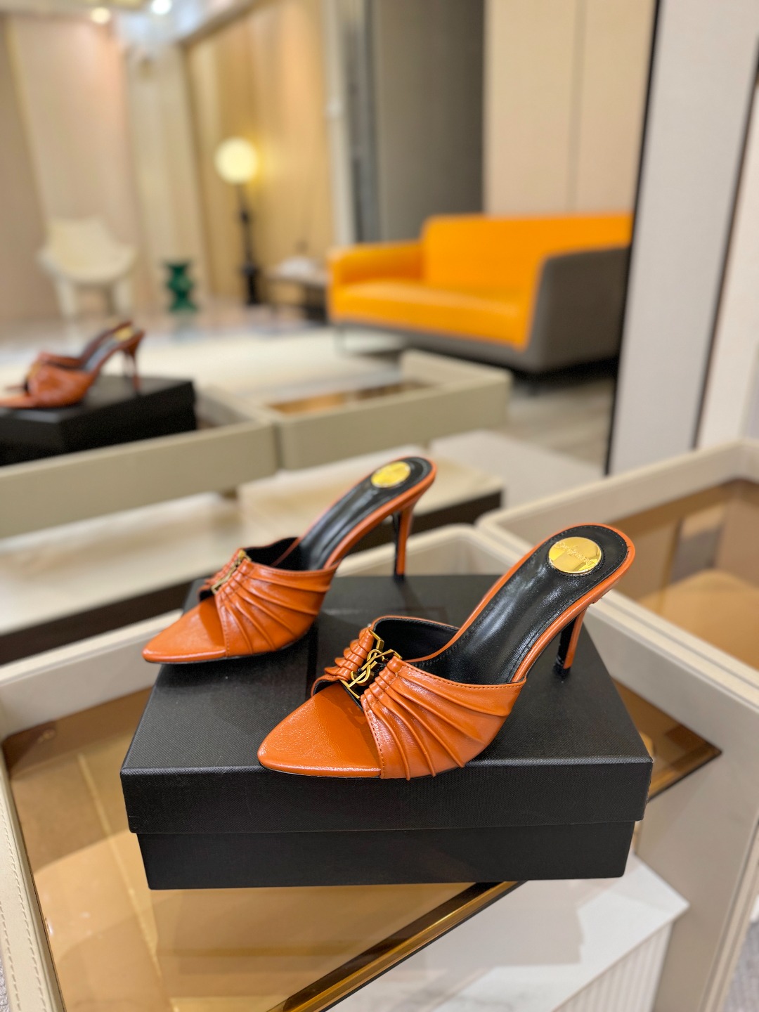 YSL「SAINT LAURENT*」 夏季新品 尖头优雅大气高跟拖鞋 —————————— 尖头设计拉长腿部线条, YSL「SAINT LAURENT*」 夏季新品 尖头优雅大气高跟拖鞋 —————————— 尖头设计拉长腿部线条,