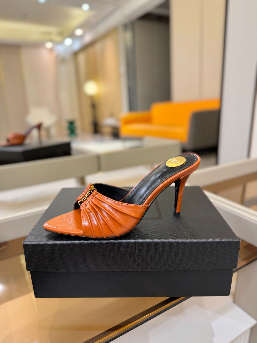 YSL「SAINT LAURENT*」  夏季新品 尖头优雅大气高跟拖鞋 ——————————  尖头设计拉长腿部线条，