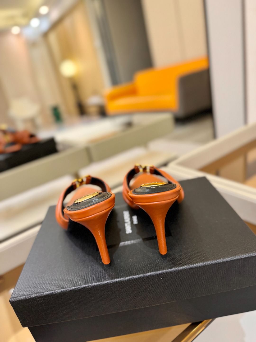 YSL「SAINT LAURENT*」 夏季新品 尖头优雅大气高跟拖鞋 —————————— 尖头设计拉长腿部线条, YSL「SAINT LAURENT*」 夏季新品 尖头优雅大气高跟拖鞋 —————————— 尖头设计拉长腿部线条,