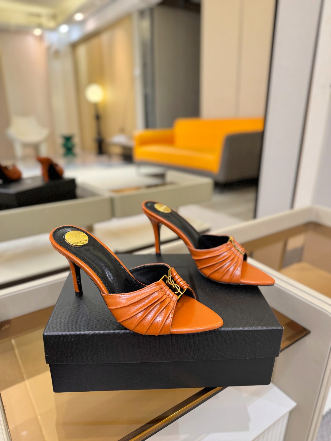 YSL「SAINT LAURENT*」 夏季新品 尖头优雅大气高跟拖鞋 —————————— 尖头设计拉长腿部线条, YSL「SAINT LAURENT*」 夏季新品 尖头优雅大气高跟拖鞋 —————————— 尖头设计拉长腿部线条,