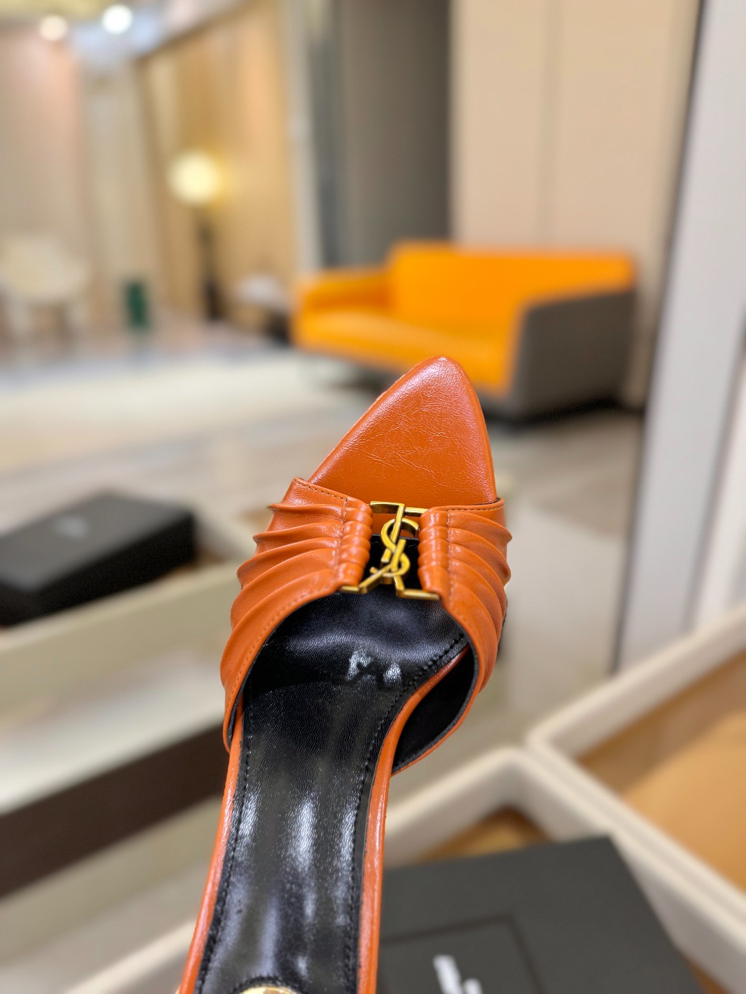 YSL「SAINT LAURENT*」 夏季新品 尖头优雅大气高跟拖鞋 —————————— 尖头设计拉长腿部线条, YSL「SAINT LAURENT*」 夏季新品 尖头优雅大气高跟拖鞋 —————————— 尖头设计拉长腿部线条,