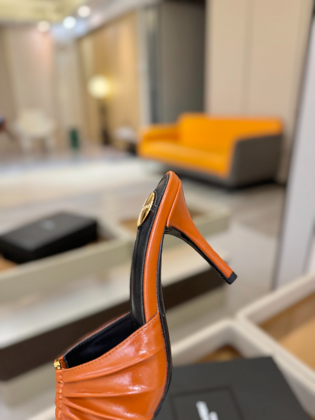 YSL「SAINT LAURENT*」 夏季新品 尖头优雅大气高跟拖鞋 —————————— 尖头设计拉长腿部线条, YSL「SAINT LAURENT*」 夏季新品 尖头优雅大气高跟拖鞋 —————————— 尖头设计拉长腿部线条,