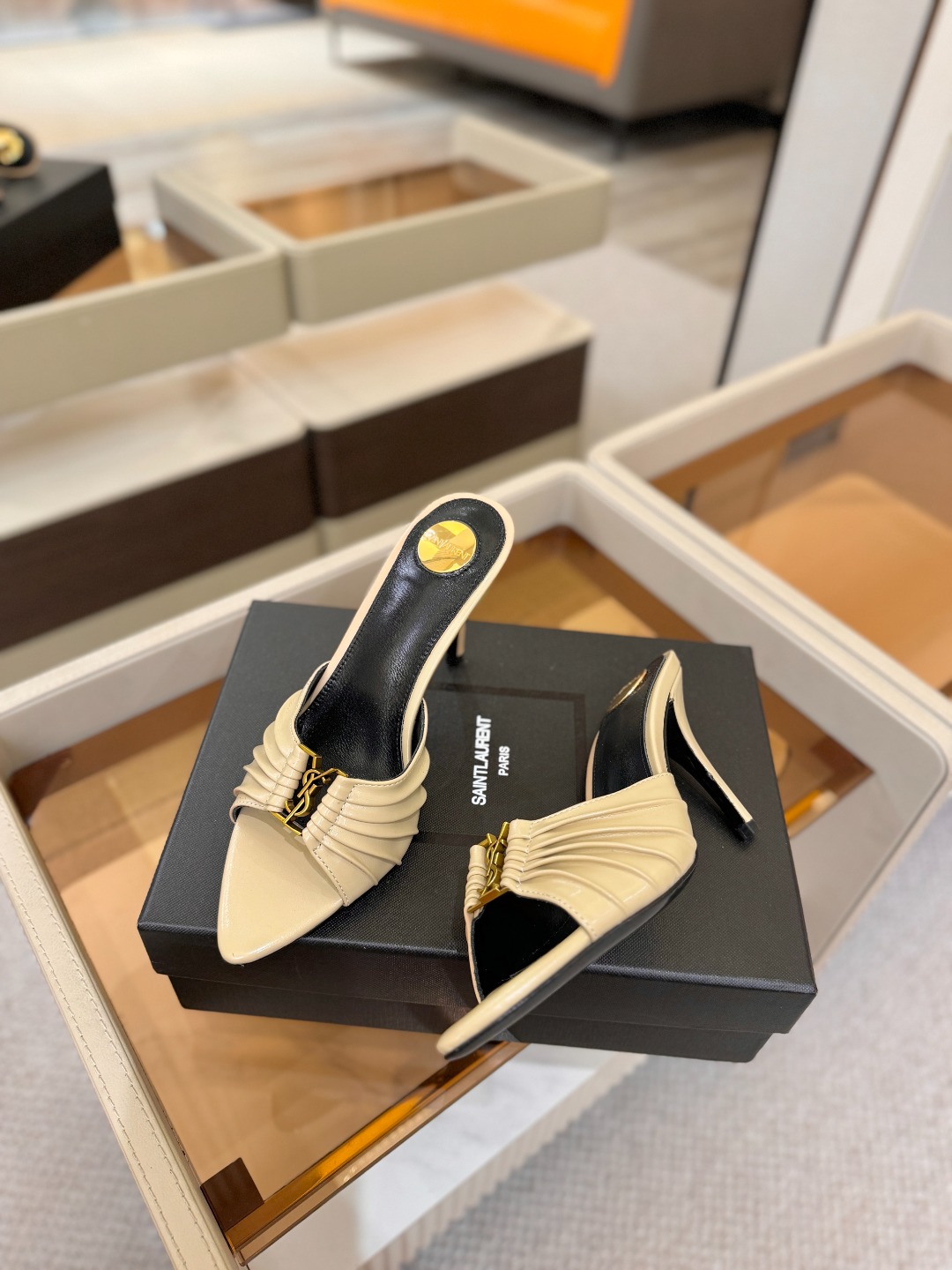 YSL「SAINT LAURENT*」 夏季新品 尖头优雅大气高跟拖鞋 —————————— 尖头设计拉长腿部线条, YSL「SAINT LAURENT*」 夏季新品 尖头优雅大气高跟拖鞋 —————————— 尖头设计拉长腿部线条,
