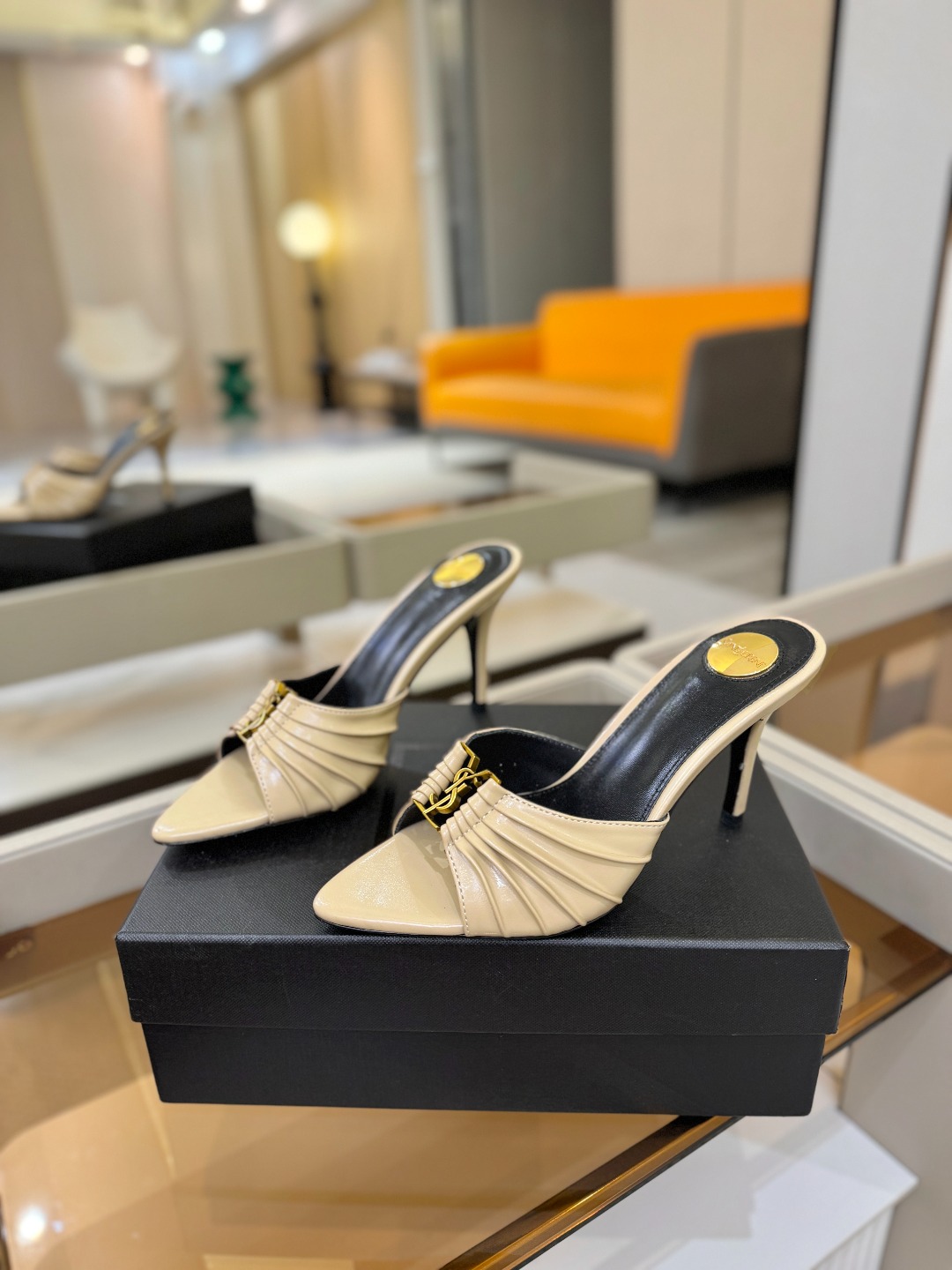 YSL「SAINT LAURENT*」 夏季新品 尖头优雅大气高跟拖鞋 —————————— 尖头设计拉长腿部线条, YSL「SAINT LAURENT*」 夏季新品 尖头优雅大气高跟拖鞋 —————————— 尖头设计拉长腿部线条,