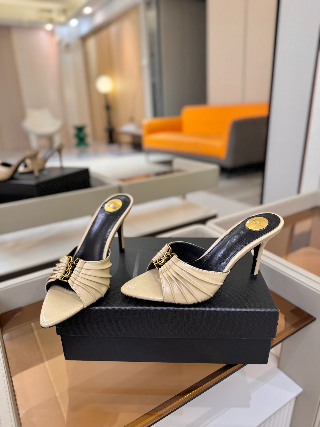 YSL「SAINT LAURENT*」 夏季新品 尖头优雅大气高跟拖鞋 —————————— 尖头设计拉长腿部线条, YSL「SAINT LAURENT*」 夏季新品 尖头优雅大气高跟拖鞋 —————————— 尖头设计拉长腿部线条,