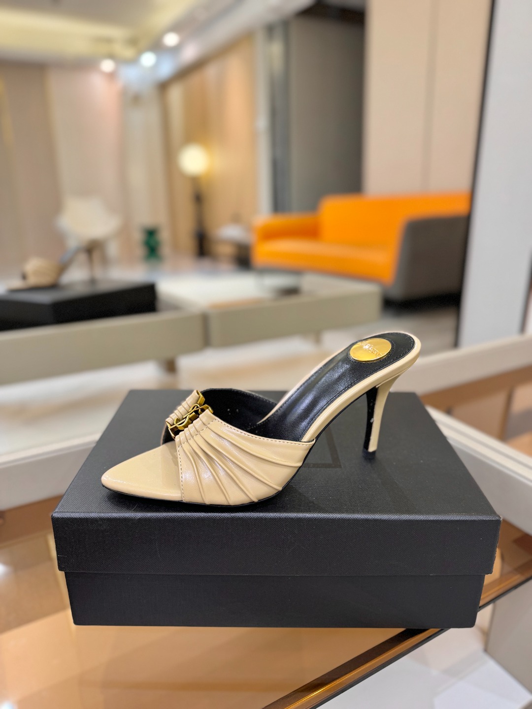 YSL「SAINT LAURENT*」  夏季新品 尖头优雅大气高跟拖鞋 ——————————  尖头设计拉长腿部线条，