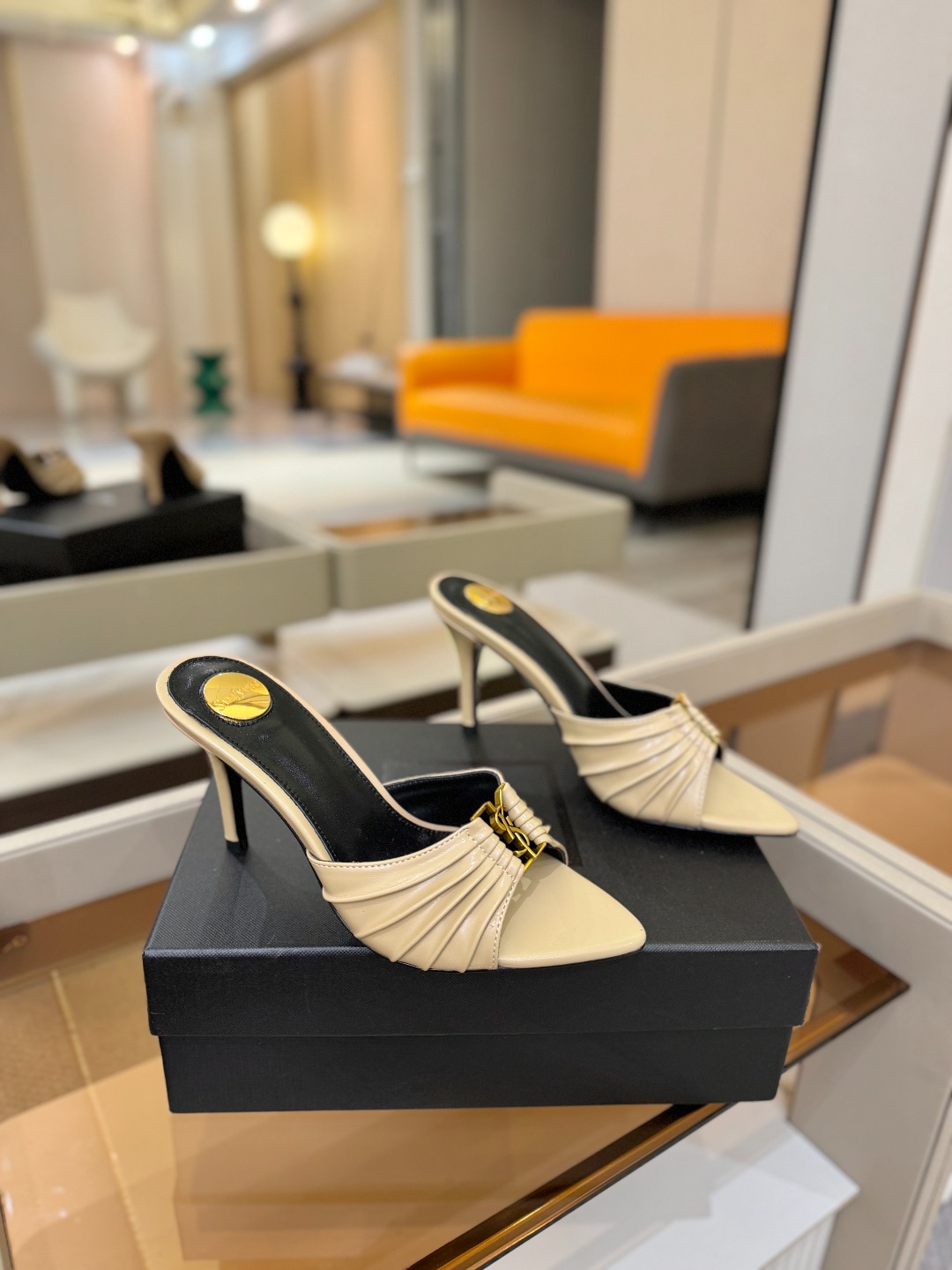 YSL「SAINT LAURENT*」 夏季新品 尖头优雅大气高跟拖鞋 —————————— 尖头设计拉长腿部线条, YSL「SAINT LAURENT*」 夏季新品 尖头优雅大气高跟拖鞋 —————————— 尖头设计拉长腿部线条,
