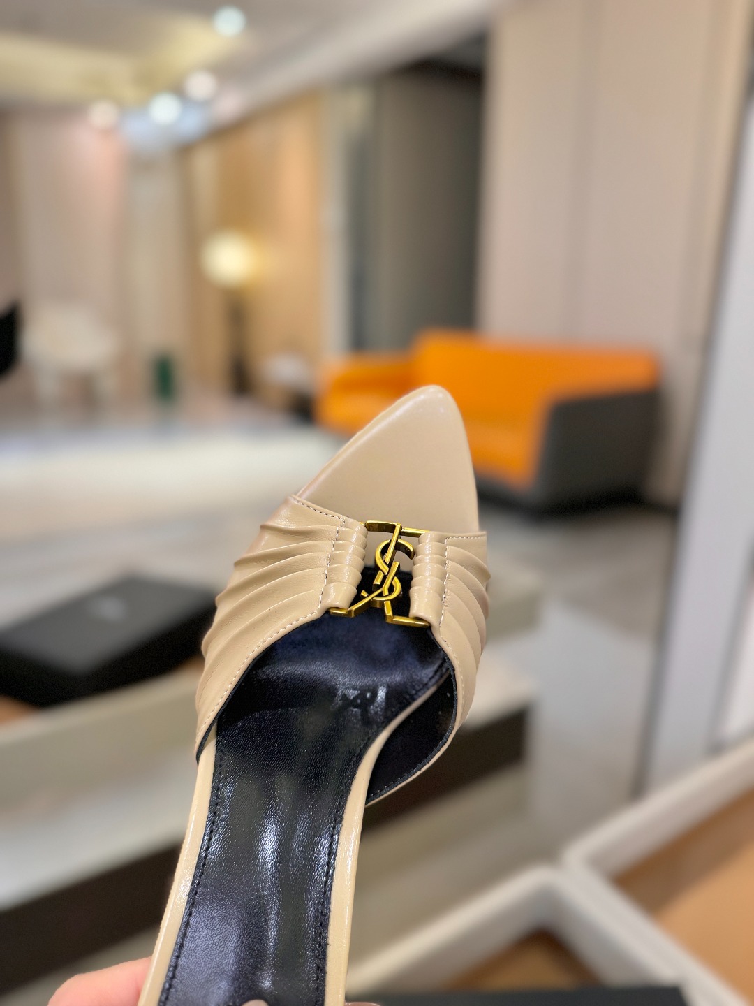 YSL「SAINT LAURENT*」 夏季新品 尖头优雅大气高跟拖鞋 —————————— 尖头设计拉长腿部线条, YSL「SAINT LAURENT*」 夏季新品 尖头优雅大气高跟拖鞋 —————————— 尖头设计拉长腿部线条,