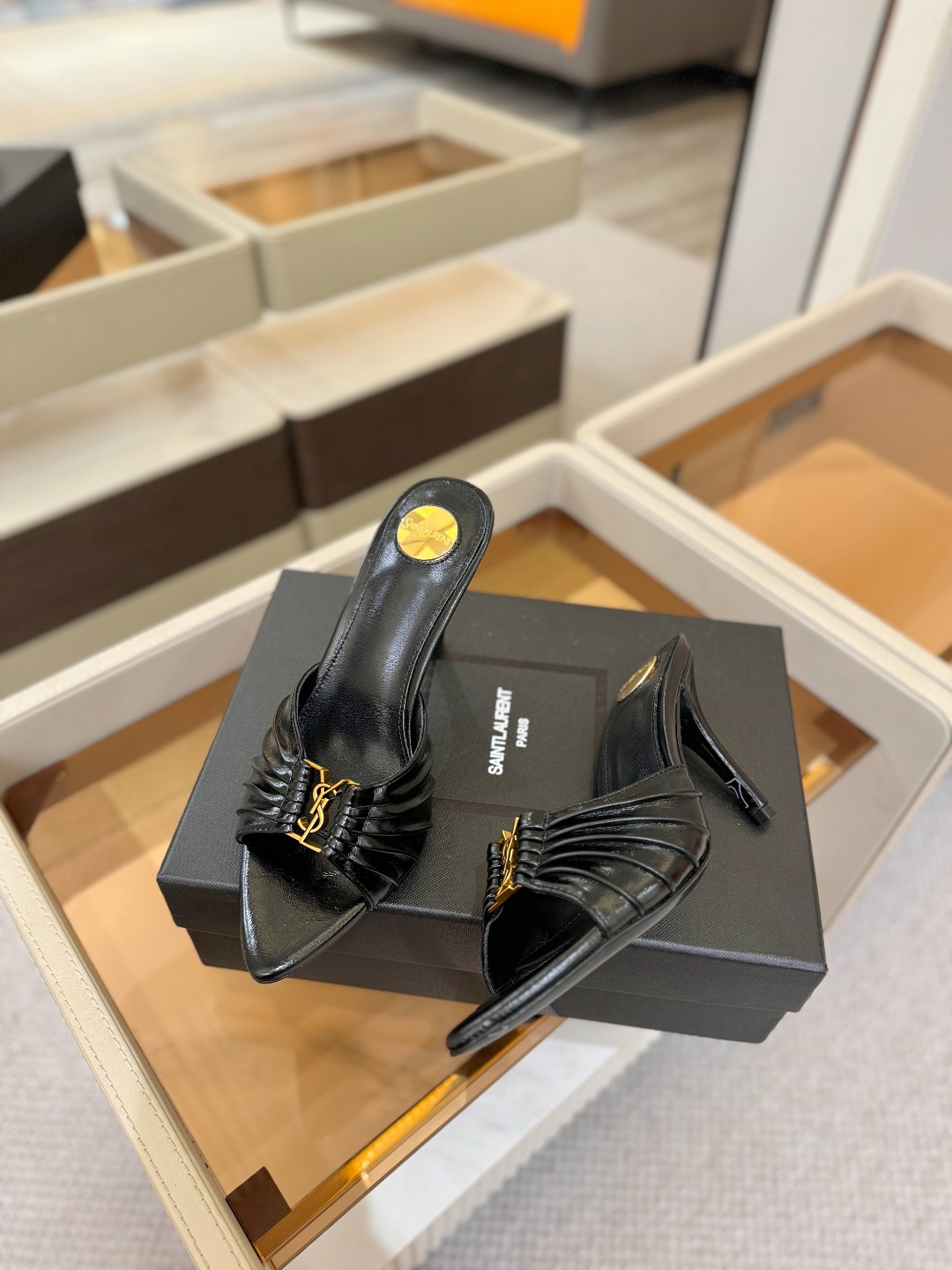 YSL「SAINT LAURENT*」 夏季新品 尖头优雅大气高跟拖鞋 —————————— 尖头设计拉长腿部线条, YSL「SAINT LAURENT*」 夏季新品 尖头优雅大气高跟拖鞋 —————————— 尖头设计拉长腿部线条,